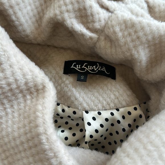 Lu Luvia off white coat with fur - Picture 3 of 6